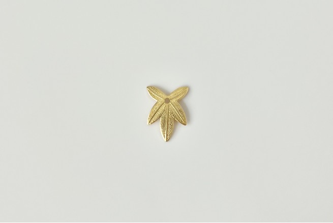 Pendentif feuille d'érable doré