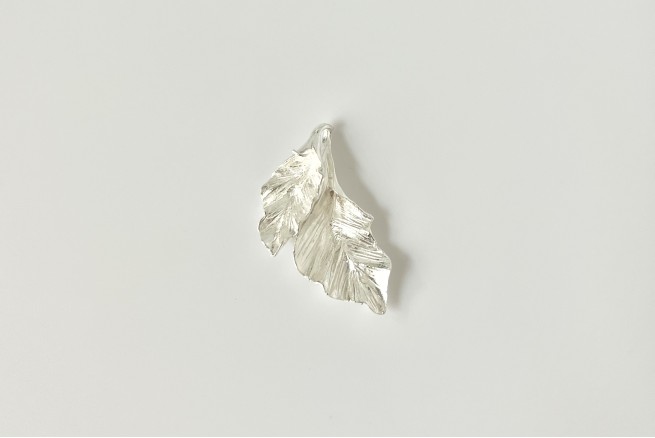 Pendentif feuille raffiné